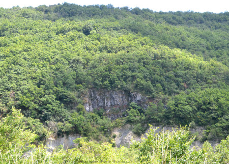 Superposition de marno-calcaires clairs par du basalte plus sombre, secteur de Darbres (Ardèche)