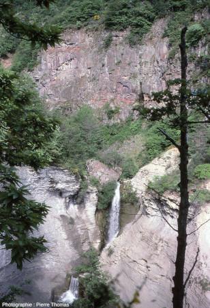 Vue éloignée de la falaise de basalte surmontant des marno-calcaires et de belles cascades, Aubignas (Ardèche)