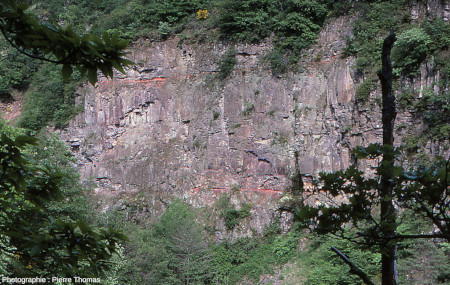 Falaise de basalte surmontant des marno-calcaires et de belles cascades, Aubignas (Ardèche)
