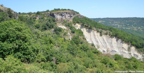Vue sur la partie amont du ravin entaillé dans les marno-calcaires juste à l'Est de Saint-Laurent-sous-Coiron (voir figures 1 et 2)