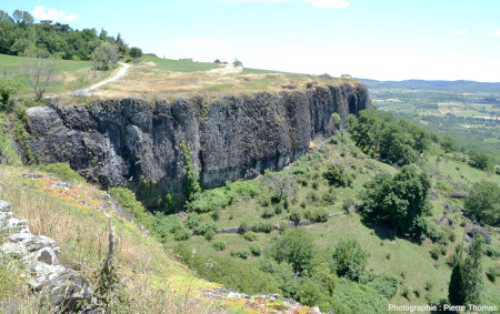 Bordure de la coulée au Sud du lobe de Mirabel, au-dessus de la grotte de Baumier (Ardèche)