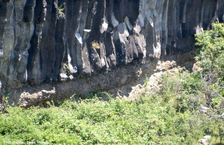 Vue sur la base de la coulée au Sud du lobe de Mirabel, au-dessus de la grotte de Baumier (Ardèche)