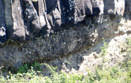 Zoom sur la base de la coulée au Sud du lobe de Mirabel, au-dessus de la grotte de Baumier (Ardèche)
