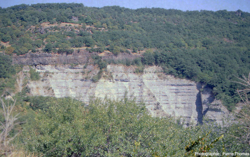 Vue générale avec un dyke basaltique du Coiron recoupant des marno-calcaires cénozoïques, Aubignas (Ardèche)