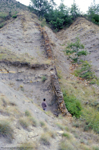 Dyke de basalte recoupant des marno-calcaires, dyke visible sur une falaise verticale, secteur de Vesseaux (Ardèche)