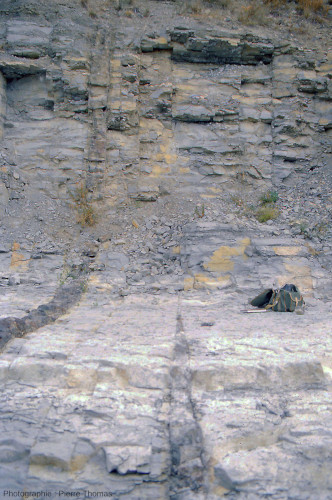 Dyke “sous” le plateau du Coiron, visible sur un plan vertical et dans un plan horizontal, Lamothe (Ardèche)