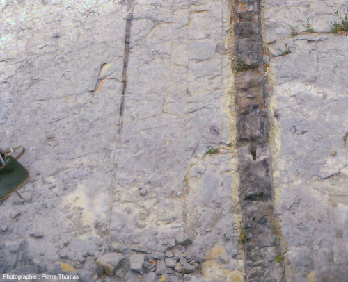 Détail du premier plan de la photo précédente, où l'on voit le dyke de droite avec son épaisseur constante, et celui de gauche disparaitre, Lamothe (Ardèche)