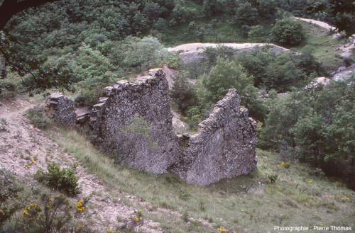 Un dyke de basalte dégagé par l'érosion aux environs d'Allignols (Ardèche)