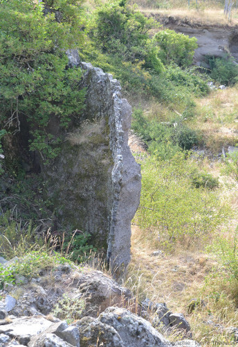 Vue par la tranche du dyke du Coulet de la Soulière (Ardèche), à l'Est de la brèche