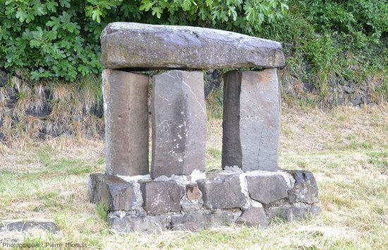 Le « dolmen » de Monteillet (Saint-Gineys en Coiron, Ardèche), sans doute le seul dolmen en prismes basaltiques de France