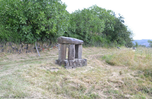 Le « dolmen » de Monteillet (Saint-Gineys en Coiron, Ardèche), au bord d'un chemin