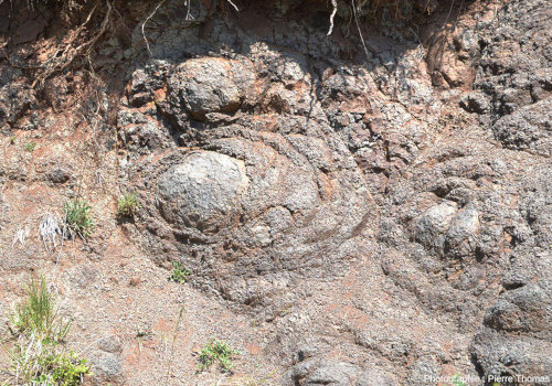 Altération en boule d'un basalte du Coiron (Auche, Ardèche)