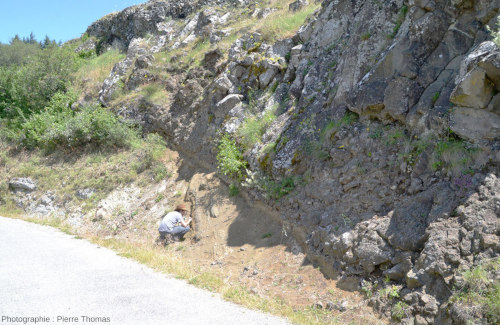 Vue sur la base de la coulée de Mirabel (Ardèche), coulée des photos précédentes, coulée surmontant un niveau métrique de pyroclastites (en beige) et de marno-calcaires (en blanc)