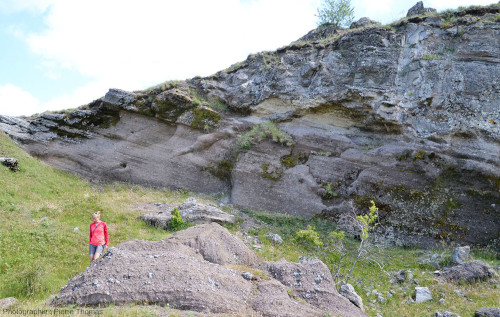 Niveaux pyroclastiques bien stratifiés recouverts d'une coulée de basalte, Coulet de la Soulière (Ardèche)