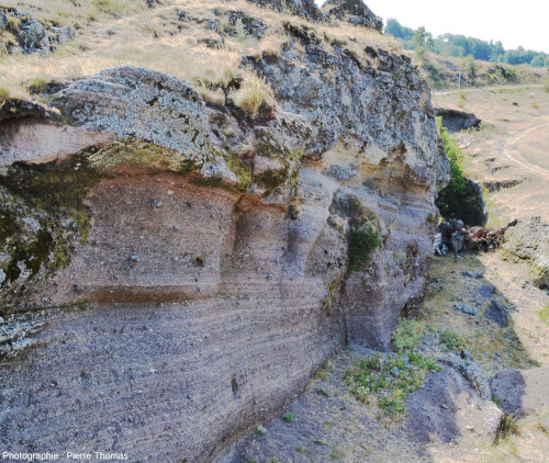 Vue rapprochée sur des niveaux pyroclastiques bien stratifiés recouverts d'une coulée de basalte, Coulet de la Soulière (Ardèche)
