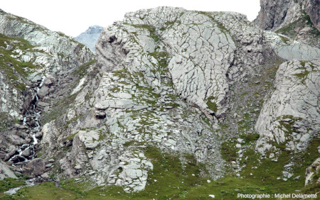 Affleurement de calcaires éocènes dans le vallon du Lauzanier, Alpes-de-Haute-Provence