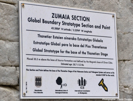 Zoom sur le panneau expliquant la signification du clou d'or planté quelques décimètres sous et à droite du panneau, Zumaia, Pays basque espagnol
