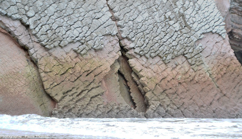 Bancs gréseux affectés de “craquelures” et de fractures géométriques, sans doute d'anciennes diaclases révélées et agrandies par l'altération-érosion marine, Zumaia (Espagne)
