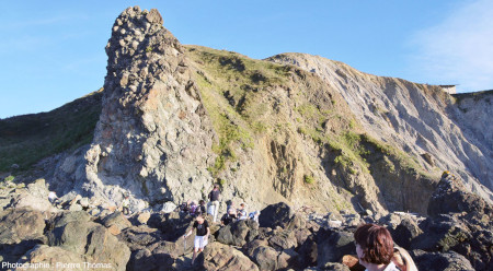 “Piton basaltique” entièrement formé de pillow lavas et formant un cap à l'extrémité Ouest de la plage de Menakoz, Pays basque espagnol