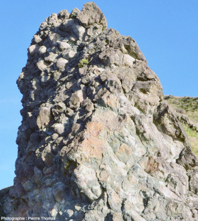 Pointe du “piton basaltique” entièrement formé de pillow lavas et formant un cap à l'extrémité Ouest de la plage de Menakoz, Pays basque espagnol