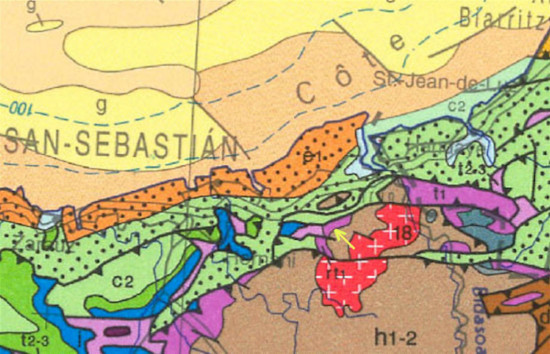 Extrait de la carte géologique de France à 1/1 000 000 localisant l'affleurement de conglomérat triasique (t1, coloré en violet, flèche jaune) à l'extrémité Ouest des Pyrénées