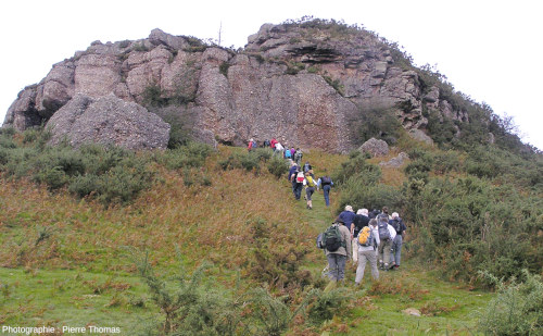 L’affleurement de conglomérat triasique à galets cupulés et tectonisés, route d'Oiartzun au col d'Elurretxe, Pays basque espagnol