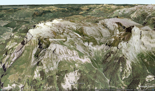 Vue aérienne du secteur du Désert de Platé qui a la signification d'un synclinal perché, dont les bords relevés sont constitués par la barre des calcaires urgoniens