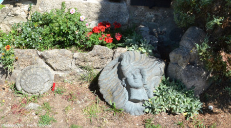 L'ammonite sculptée des figures précédentes, à côté de deux autres sculptures, elles aussi en granite (deux granites différents)