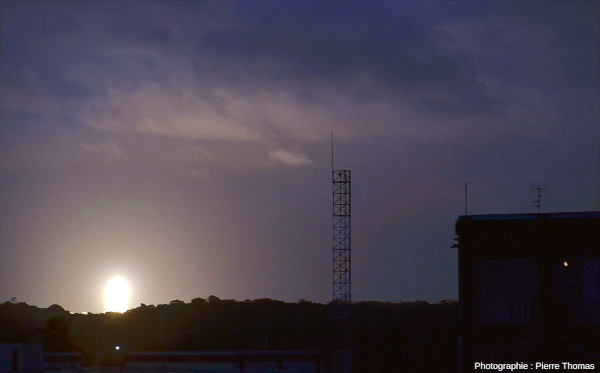 Début du lancement d’une fusée Ariane 5 (vol V 250), quelques secondes après l'allumage des moteurs et le décollage de la fusée, le 26 novembre 2019, base de Kourou (Guyane)