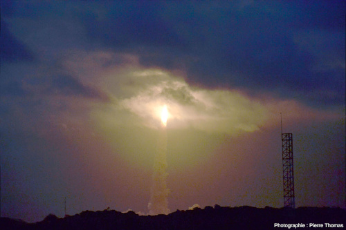 Début du lancement de la fusée Ariane 5 (vol VA 250), une dizaine de secondes après la photo précédente, 26 novembre 2019, base de Kourou (Guyane)