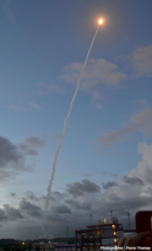 La fusée Ariane 5 s'élevant au-dessus du Centre Spatial Guyanais, 26 novembre 2019