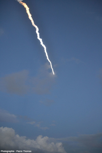 La fusée Ariane 5 filant vers l'Est en s'élevant au-dessus de l'Atlantique, 26 novembre 2019