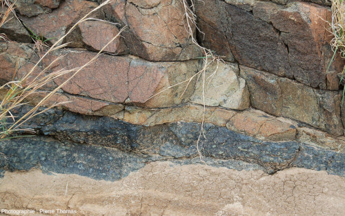 Vue rapprochée sur cet autre niveau de chromite près de la ferme Maandaagshoek, Bushveld (Afrique du Sud)