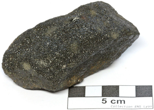 Échantillon de chromitite venant des environs de la ferme Maandaagshoek, Bushveld (Afrique du Sud)