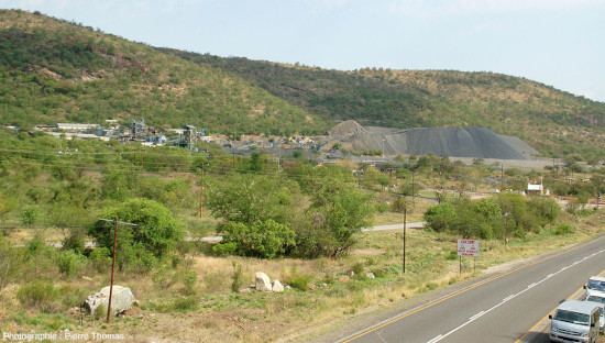Vue sur une mine de chromite située à 2 km des gorges de la Dwars River et visible à l'arrière-plan de la figure 12