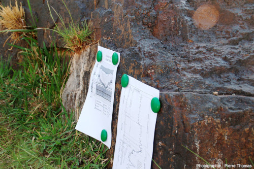 Les couches de magnétites facilitent le travail des enseignants encadrant une excursion géologique : on peut y accrocher des planches explicatives sur les affleurements avec des aimants