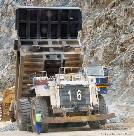 Détail d'un camion “bumper” semblable à celui qui monte la côte sur la figure 2, mine de platine Pp Rust, Potgietersrus, Afrique du Sud