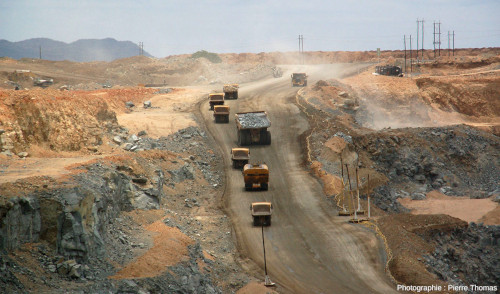 Convoi de camions de chantier remontant du fond de la mine de platine Pp Rust, Potgietersrus, Afrique du Sud