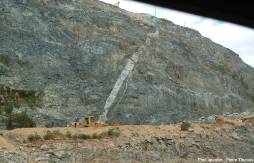 Une paroi de la mine Pp Rust, très vraisemblablement constituée d'orthopyroxénite, recoupée par un filon clair (anorthosite ou roche acide du complexe de Lebowa ?), Potgietersrus (Afrique du Sud)