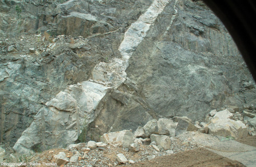 Zoom sur une paroi de la mine Pp Rust, très vraisemblablement constituée d'orthopyroxénite, recoupée par un filon clair (anorthosite ou roche acide du complexe de Lebowa ?), Potgietersrus (Afrique du Sud)
