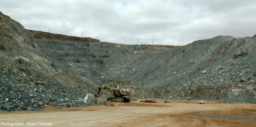 Tas de roches, sans doute des orthopyroxénites, en cours d'extraction dans la mine Pp Rust, Potgietersrus (Afrique du Sud)