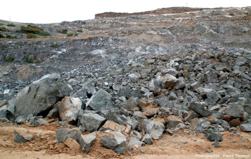Roches, sans doute des orthopyroxénites, en cours d'extraction dans la mine Pp Rust, Potgietersrus (Afrique du Sud)
