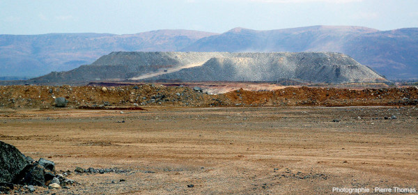 Terril où sont stockés les stériles sortis de la mine de platine Pp Rust (Afrique du Sud) et les restes des tris mécaniques et physiques du “minerai”