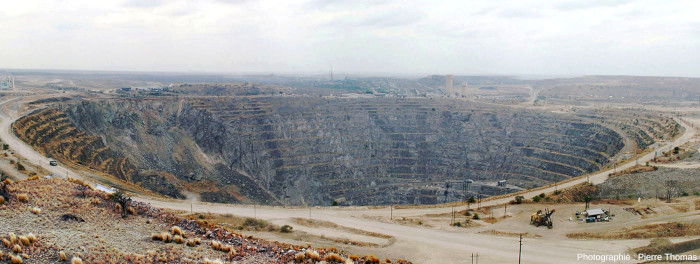 Vue globale sur l'ouverture de la découverte principale (le PMC Open Pit), site minier de Palabora (Afrique du Sud), vue depuis le belvédère aménagé