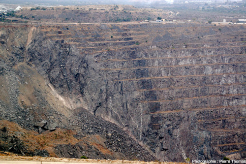 Zoom sur la paroi Nord-Est de la paroi interne de la découverte, site minier de Palabora (Afrique du Sud)