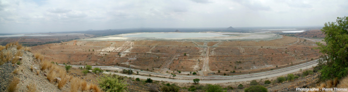 Vue générale sur un tas de déblais dont le sommet est occupé par un bassin de décantation, site minier de Palabora (Afrique du Sud)