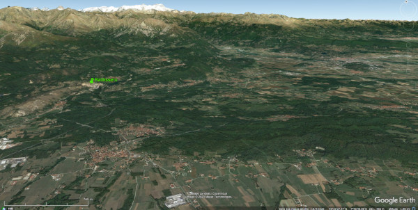 Vue aérienne localisant le massif de péridotite de Baldissero-Canavese, juste entre les Alpes et la plaine du Pô