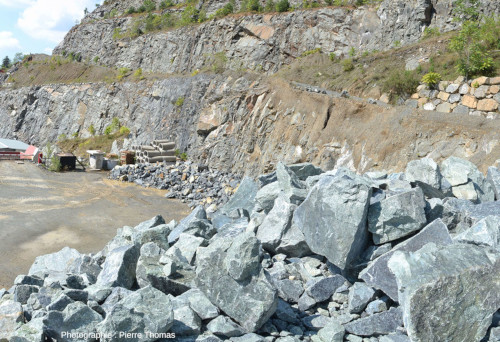 Tas de gros blocs de péridotite provenant du massif de Finero, entreposés dans la carrière de Baldissero (Italie)
