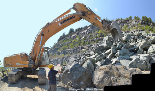 Prélèvement d'un échantillon de péridotite hydratée de Finero (Italie) pour la Maison de la Géologie et du Géoparc de Briançon