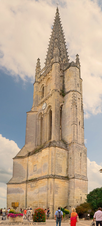 L’église monolithe du XIe siècle de Saint-Émilion (Gironde) et, ici, son clocher rajouté au XVIe siècle